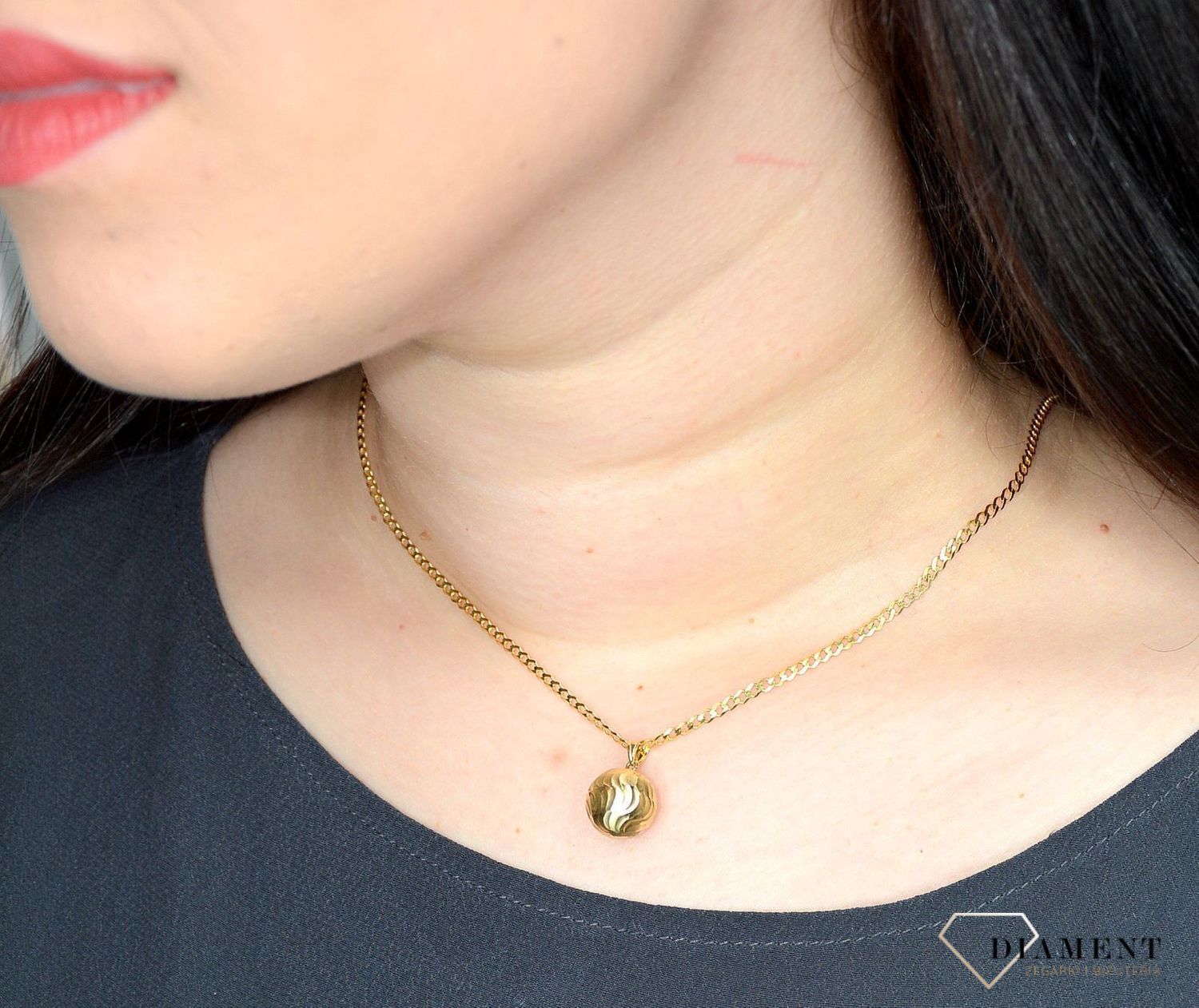 Złota zawieszka 333 grawerowana kulka ZA 1800.jpg